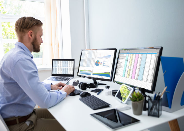 Real estate appraiser doing quality adjustment research